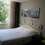Huygens Place 4*