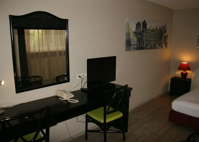 מלון Huygens Place 4*